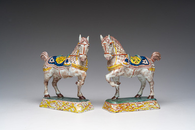Een paar polychrome Delftse paarden, 19de eeuw
