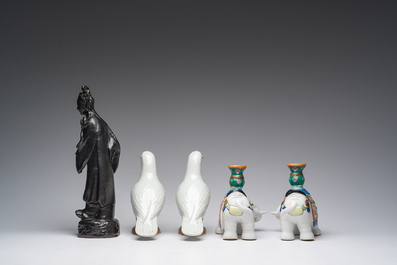 Een paar Chinees porseleinen duiven, een paar olifanten-kandelaars en een zwart-geglazuurde dame, 19de/20ste eeuw