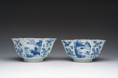 Een paar Chinese blauw-witte kommen met geanimeerde landschappen en floraal decor, Kangxi