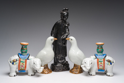 Een paar Chinees porseleinen duiven, een paar olifanten-kandelaars en een zwart-geglazuurde dame, 19de/20ste eeuw