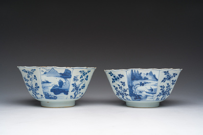 Een paar Chinese blauw-witte kommen met geanimeerde landschappen en floraal decor, Kangxi