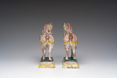 Een paar polychrome Delftse paarden, 19de eeuw