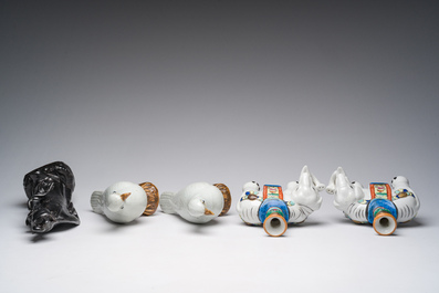 Een paar Chinees porseleinen duiven, een paar olifanten-kandelaars en een zwart-geglazuurde dame, 19de/20ste eeuw