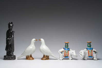 Een paar Chinees porseleinen duiven, een paar olifanten-kandelaars en een zwart-geglazuurde dame, 19de/20ste eeuw