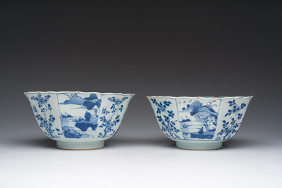 Een paar Chinese blauw-witte kommen met geanimeerde landschappen en floraal decor, Kangxi