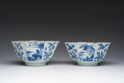 Een paar Chinese blauw-witte kommen met geanimeerde landschappen en floraal decor, Kangxi