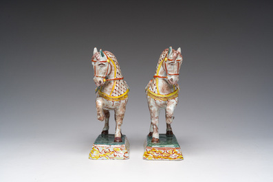 Een paar polychrome Delftse paarden, 19de eeuw