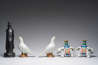 Een paar Chinees porseleinen duiven, een paar olifanten-kandelaars en een zwart-geglazuurde dame, 19de/20ste eeuw