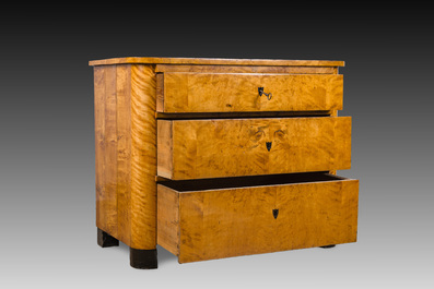 Een Biedermeier commode in dennenhout met fineer afgewerkt met schellak, 19de eeuw