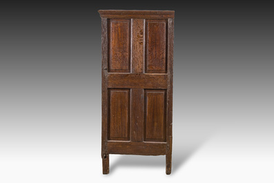 Een Vlaamse eikenhouten vierdeurkast met panelen met spuwende griffioenen, 17de eeuw