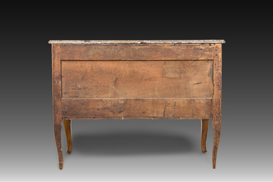 Een Franse parqueterie commode met verguld bronzen monturen en grijs marmeren bovenblad, 18de eeuw