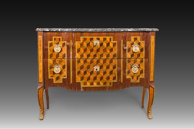 Een Franse parqueterie commode met verguld bronzen monturen en grijs marmeren bovenblad, 18de eeuw
