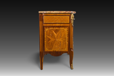 Jean-Chrysostome Stumpff (1731-1806): Een Transition marqueterie commode met verguld bronzen monturen en marmeren bovenblad