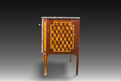 Een Franse parqueterie commode met verguld bronzen monturen en grijs marmeren bovenblad, 18de eeuw