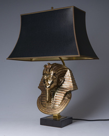 A Hollywood Regency gilt brass 'pharaon' table lamp, Deknudt, Kortrijk, and four Hollywood Regency style pineapples, 20th C.