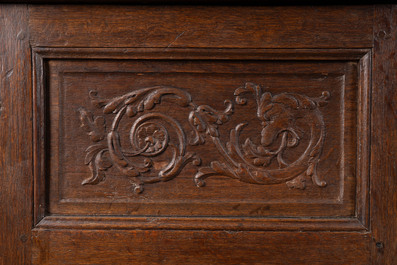 Een Vlaamse eikenhouten vierdeurkast met panelen met spuwende griffioenen, 17de eeuw