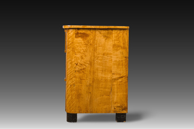 Een Biedermeier commode in dennenhout met fineer afgewerkt met schellak, 19de eeuw
