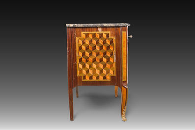 Een Franse parqueterie commode met verguld bronzen monturen en grijs marmeren bovenblad, 18de eeuw