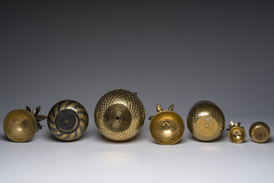 A Hollywood Regency gilt brass 'pharaon' table lamp, Deknudt, Kortrijk, and four Hollywood Regency style pineapples, 20th C.