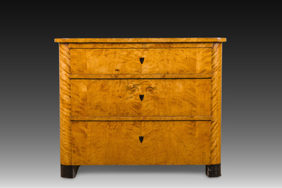 Een Biedermeier commode in dennenhout met fineer afgewerkt met schellak, 19de eeuw