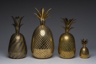 A Hollywood Regency gilt brass 'pharaon' table lamp, Deknudt, Kortrijk, and four Hollywood Regency style pineapples, 20th C.