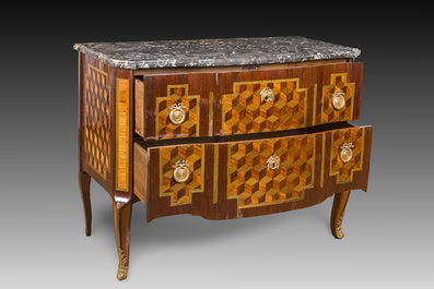 Een Franse parqueterie commode met verguld bronzen monturen en grijs marmeren bovenblad, 18de eeuw