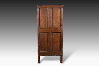 Een Vlaamse eikenhouten vierdeurkast met panelen met spuwende griffioenen, 17de eeuw