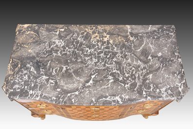 Een Franse parqueterie commode met verguld bronzen monturen en grijs marmeren bovenblad, 18de eeuw