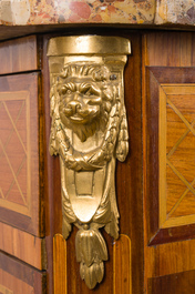 Jean-Chrysostome Stumpff (1731-1806): Een Transition marqueterie commode met verguld bronzen monturen en marmeren bovenblad