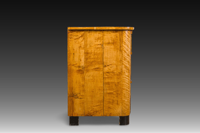 Een Biedermeier commode in dennenhout met fineer afgewerkt met schellak, 19de eeuw