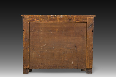 Een Biedermeier commode in dennenhout met fineer afgewerkt met schellak, 19de eeuw