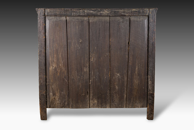 Een Vlaamse eikenhouten vierdeurkast met panelen met spuwende griffioenen, 17de eeuw