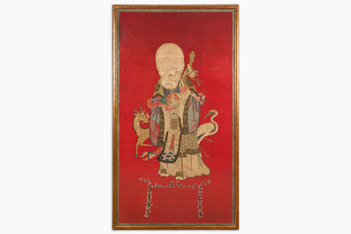 Een uitzonderlijk groot paar Chinese met zijde geborduurde panelen met onsterfelijken op rode fondkleur, 19de eeuw