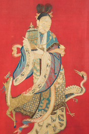 Een uitzonderlijk groot paar Chinese met zijde geborduurde panelen met onsterfelijken op rode fondkleur, 19de eeuw