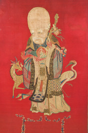 Een uitzonderlijk groot paar Chinese met zijde geborduurde panelen met onsterfelijken op rode fondkleur, 19de eeuw