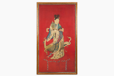 Een uitzonderlijk groot paar Chinese met zijde geborduurde panelen met onsterfelijken op rode fondkleur, 19de eeuw