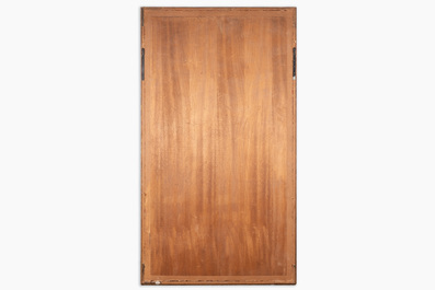 Een uitzonderlijk groot paar Chinese met zijde geborduurde panelen met onsterfelijken op rode fondkleur, 19de eeuw