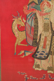 Een uitzonderlijk groot paar Chinese met zijde geborduurde panelen met onsterfelijken op rode fondkleur, 19de eeuw