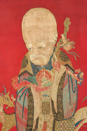 Een uitzonderlijk groot paar Chinese met zijde geborduurde panelen met onsterfelijken op rode fondkleur, 19de eeuw