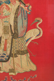 Een uitzonderlijk groot paar Chinese met zijde geborduurde panelen met onsterfelijken op rode fondkleur, 19de eeuw