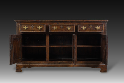 Een buffetkast met drie deuren en drie lades, eind 18de eeuw