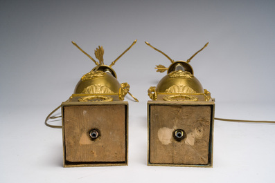 Een paar Empire-stijl verguld bronzen urnes als lampen gemonteerd, Frankrijk, 19de eeuw