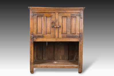 Een eikenhouten credence, de Lage Landen, 16de eeuw