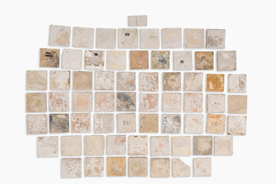 64 blauw-witte, mangane en polychrome Delftse tegels, 17de/19de eeuw