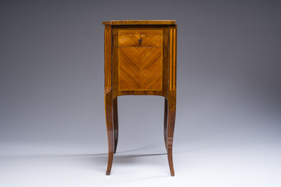 A French neoclassicist small ladies' writing desk in marquetry with gilt bronze mounts and silk backdrop, 18th/19th C.