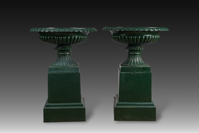 Een paar groengepatineerde gietijzeren tuinvazen op voet, 20ste eeuw