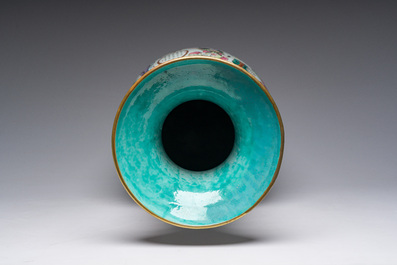 Een Chinese famille rose vaas met Wu Shuang Pu decor, 19de eeuw