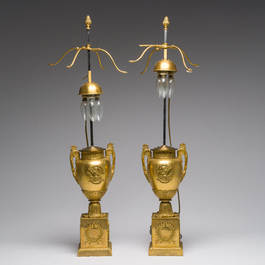 Een paar Empire-stijl verguld bronzen urnes als lampen gemonteerd, Frankrijk, 19de eeuw