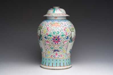 Een Chinese famille rose dekselvaas met spelende jongens in een paleistuin, 19de eeuw