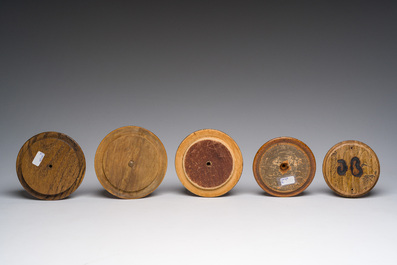 Vier gedraaide houten tabakspotten en &eacute;&eacute;n in de vorm van een matroos, 19de/20ste eeuw